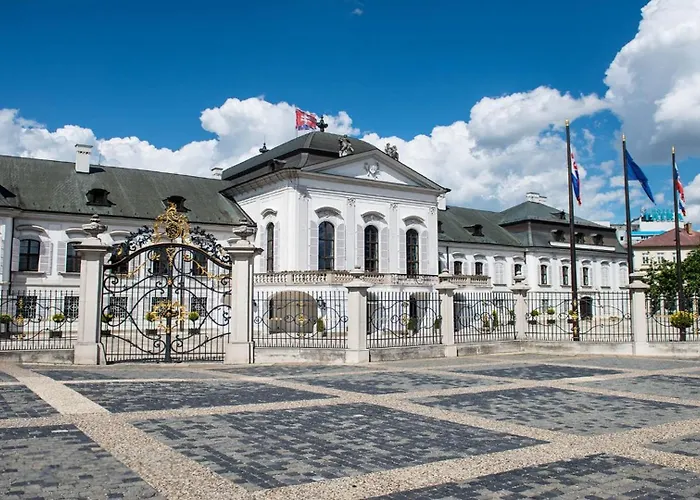 Center Location W Free Parking شقة *