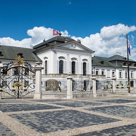 Center Location W Free Parking Daire *