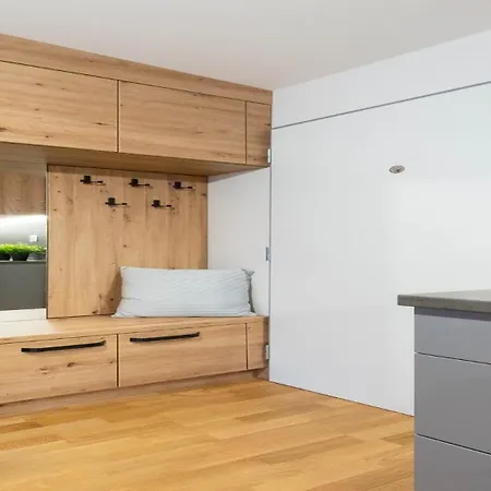 Center Location W Free Parking *